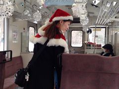 帰りはストーブ列車ではなく芦野公園駅14:35発の「ジングルメロス」号！
ちょうどクリスマス前とあって車内はクリスマスっぽいデコレーションで装飾されていて、アテンダントさんもサンタの衣装！