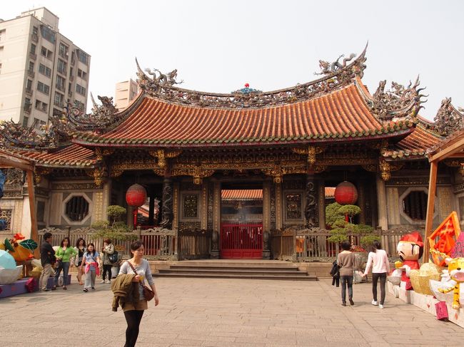 次は龍山寺へ。