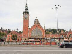 グダンスク本駅正面。赤レンガ造りが荘厳で歴史を感じる。思わずカリーニングラード=ケーニッヒスベルク駅と比べてしまった…。あちらの方がオリジナルなのに、こちらの方が重みがある…