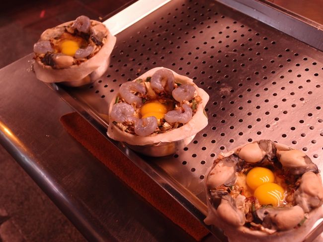 これらを包んで揚げる料理のようです。<br />エビだけ牡蠣だけエビと牡蠣のミックス。<br />ビビりな私たちはエビだけのものを選びました。