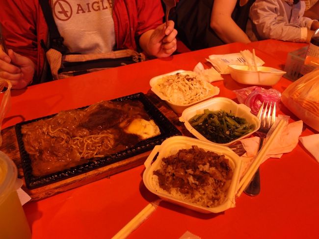 ステーキを買ったお店の席をとり、ほかのお店で買ったルーロー飯・チーロー飯・青菜の炒め物を広げいっただきまーす。