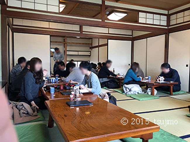 案内されたのが、二階の座敷席。<br />ここに座って、約３０分待たされましたわ。<br />そう言うと、表に観光バスが一台止まってましたわ。<br />みんなシビレを切らして待ったはる。<br />