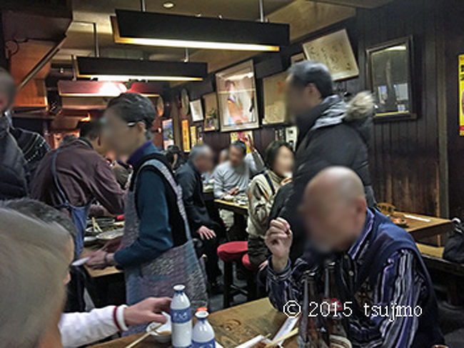 長テーブルに６人掛けの相席が基本。 <br />お店の中は午後５時頃にはほぼ満席。 <br />それでも次から次へとお客がやって来る。 <br />「予約してた○○ですけど…」と。 <br /><br />