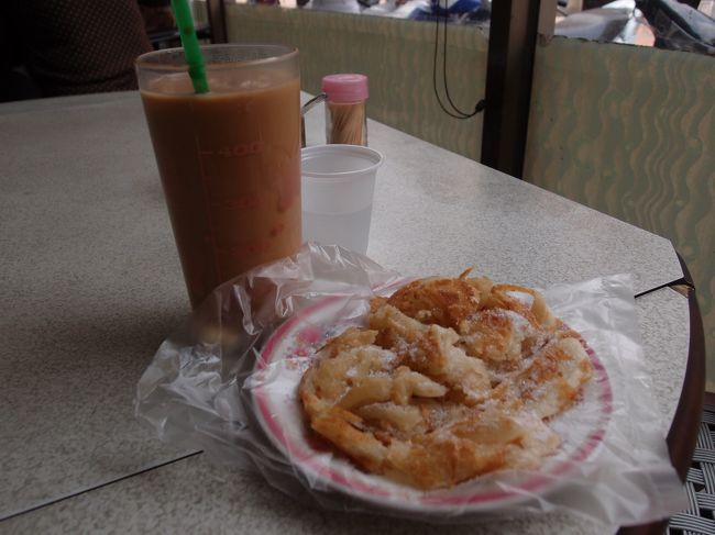 ミルクティとパイ？をいただきました。