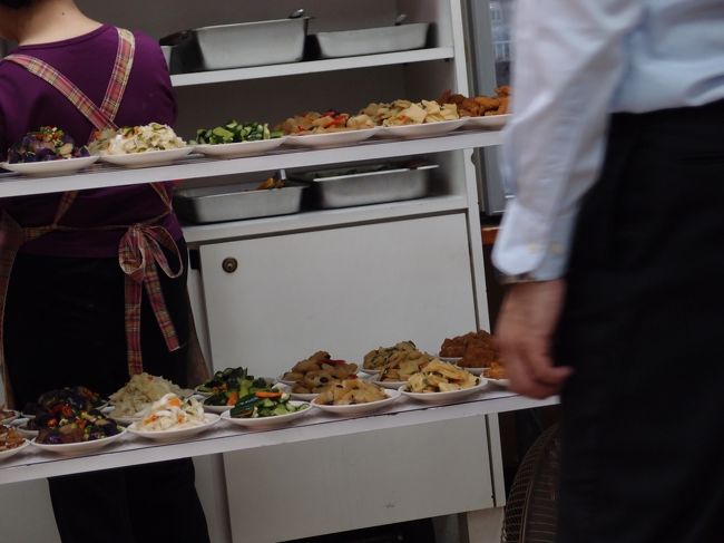 棚の小吃が気になり数個チョイス。