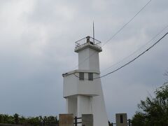 観音崎灯台がありました。
平久保崎灯台とは違ってこじんまりとした小さな灯台でした。