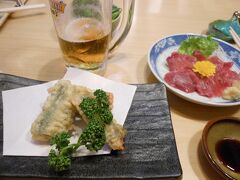 夕食は宿泊先に併設されている「居酒屋弁慶」で。お昼に食べられなかった馬刺しも堪能。