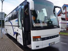 さて、ここから現地でのレポです。
８月１６日朝８時過ぎ。リトアニア・ニダからバスに乗り、カリーニングラードへと向かいます。
これはニダのバスターミナル、停まっているのがカリグラ行きのバスです。
