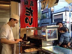 お腹を空かそうと人形町界隈を散策していると行列を発見！
「柳屋」のたい焼きです！