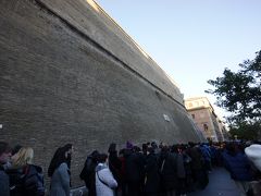 広場を抜け、バチカンの城壁沿いを行くとこちらも大行列。
事前にネットで9時からの予約をしていきましたが、これが大正解だったようです。
行列を横目にすいすい入場するのは何か気持ちいいい。