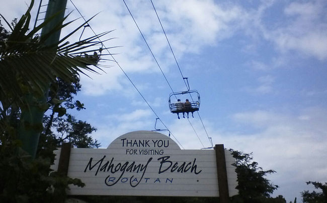 ロープウェイはゆっくりな上によく止まる、距離も短い、ということで復路は歩きます。