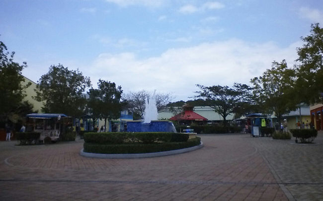 港のショッピングエリアに戻って来ました。