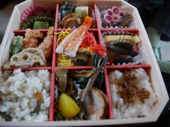 ツアーには昼食に弁当がついていました。
一応京弁当ということで京都駅で積まれたのか、京都駅発車後に配られました。
食堂車でも昼食を食べられます（ランチタイム13時〜16時）が、整理券が発行されていたようです。