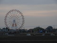 海側は富山湾が見えます。
観覧車は魚津のミラージュランドというらしいです。