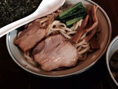 ８［穂華（下野）］

和だしつけ麺　☆☆

ラーメンと言うより、うどんだが、うま～い！
つけ汁の酸味が良い。