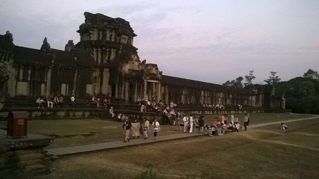 アンコールワットの日の出は物売り子がうるさかったです｡