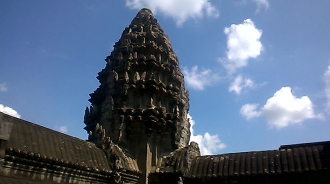アンコールワットと青い空です｡中央塔の風景です｡