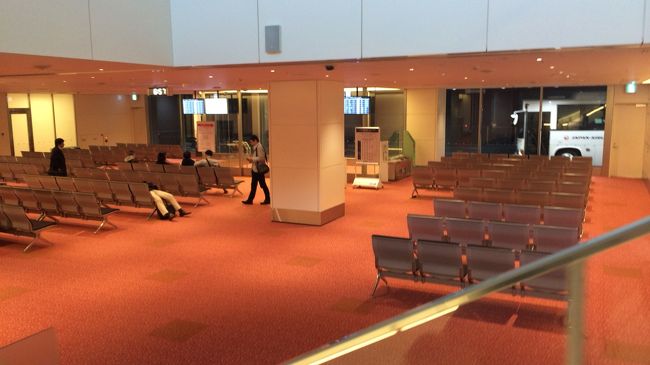 手荷物を受け取り、JAL ABCのカウンターでVisaカード特典を使って62インチスーツケースを500円で自宅まで送り、身軽になったところで移動。<br /><br />国際線から国内線に乗り継ぐのに、ターミナル間フリーシャトルと別のルートがあるのはなんでだろうと思ってたのですが、セキュリティチェックを国際線ターミナルで受けられるんですね。<br /><br />ということでここがセキュリティチェック後のバスラウンジ。伸びてる方いらっしゃいます…。