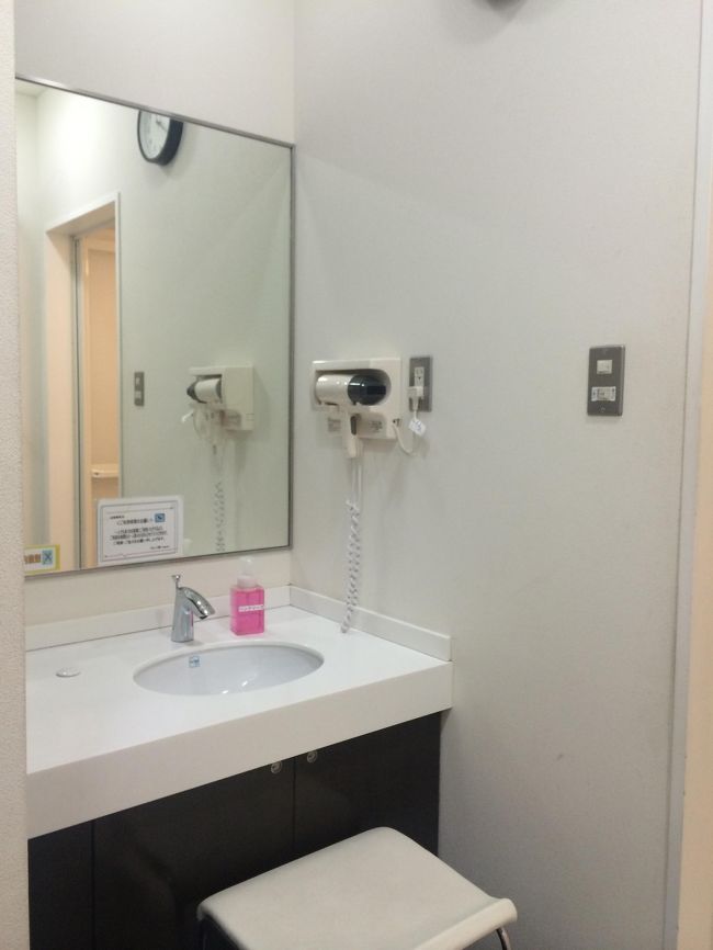 カードホルダーなのでラウンジ利用は無料。シャワーは30分で864円でした。<br />脱衣所。洗面台の左手に棚とかごが置いてあり、タオルなどが入っています。