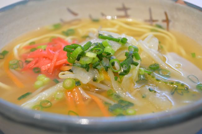 タクシーはぴったりお願いしていた17:30前に到着。<br />ここでどーーーしてもお腹がすいたので、石垣空港でおそばをかきこみました。ほんと早食いだったけど、美味しかった…