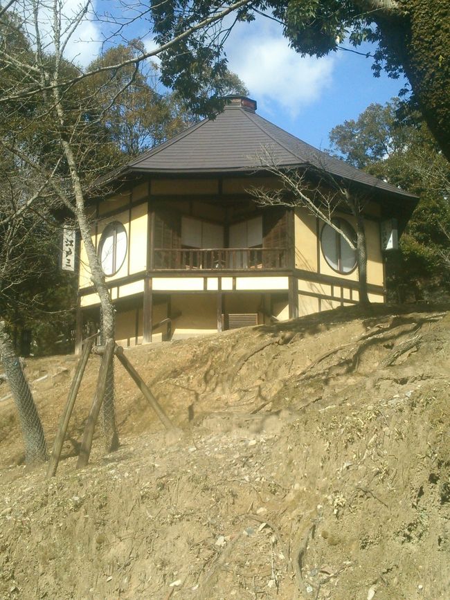 さらに奥に行くと有名な江戸三<br /><br />確か食事だけではなく<br /><br />点在する離れに宿泊できるらしいです<br /><br />泊まった事はありませんが古民家オタと<br />してはたまりません