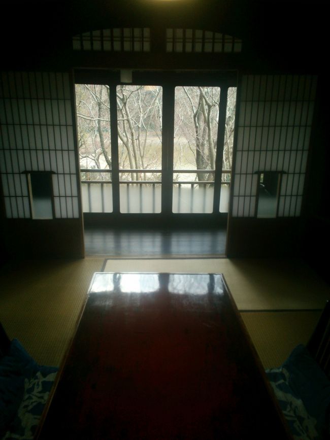 何故かホッとする空間<br /><br />京都の料理屋も緊張感があり良かったですが<br /><br />奈良は同じ観光地で人が多くても<br /><br />和みます