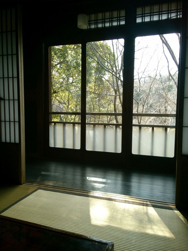 今日はかなり寒いですが、束の間の晴れ間<br /><br />柔らかな日差しと木々の影が畳に映り…<br />時々、ガラス戸がガタンとなったりして<br /><br />幸せです(笑)<br /><br /><br />あ、もしかして引いてますか？<br /><br />実際今までも、古民家へ行くと<br />食い付きがスゴいらしく<br /><br />一緒に行った人は大概ひきます(笑)<br />しかも、せっかく旅行しても古民家から<br />極力出ないという…