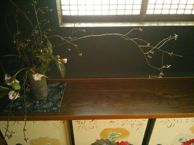 ここはご夫婦で経営されているようです<br /><br />ご主人が板前さん、奥さんが料理を運んできて下さいます<br /><br />花が窓に合わせて活けてあります<br /><br />イッツァ ミラクル