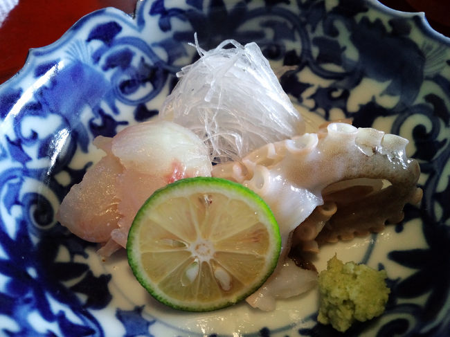 肝心の食事<br /><br />まずは何故かお造り<br /><br />新鮮なタコとほうぼう<br /><br />ツマの大根が糸のようです