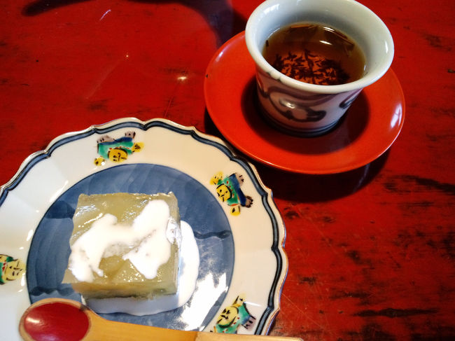 はじめからずっと右上のお茶を何杯も飲んでいました<br /><br />美味しいので<br /><br />島根県、津和野のまめ茶<br />焙じ茶だそう<br /><br />伊豆のぐり茶も知らずに何杯も飲んでました<br /><br />最後のほうなので少し濃くなってしまいましたが<br /><br />とても素晴らしい雰囲気でご馳走を頂き<br />最高でした！