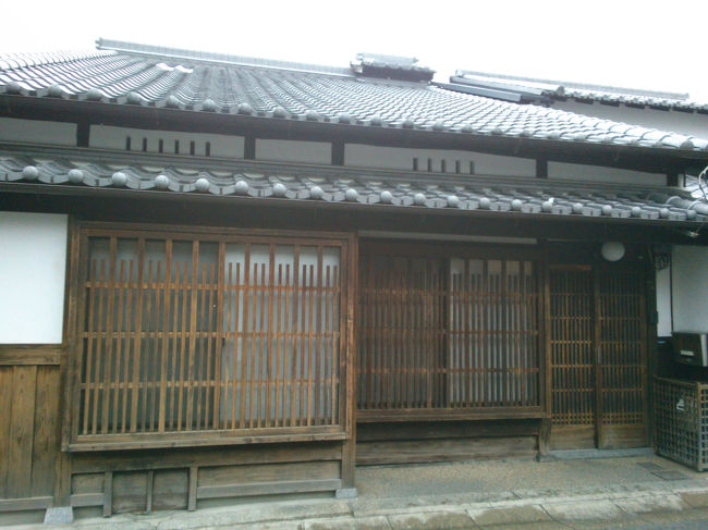 ならまちに来ました<br /><br />現代の家に混じって古民家が