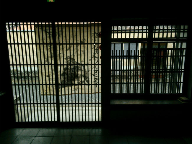 こういう眺めが…<br /><br />ちなみにこの古民家、あの格子の家ではないのですが<br /><br />入っても良いような…二階から人が降りて来たので<br /><br />許可を得たのですが、何の施設か不明<br />中は通り庭形式の家でしたが真っ暗<br /><br />いつもの下調べほぼなしブラ散歩のため<br />すみません