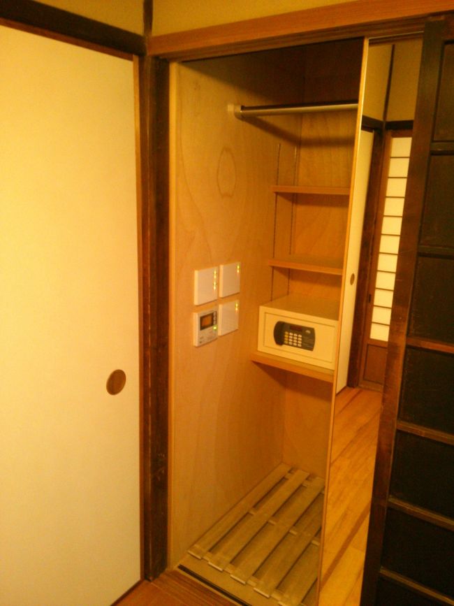 入ってすぐ横<br />古い押し入れを開けると………<br /><br />なんという事でしょう(某TV風に)<br /><br />便利なクローゼット<br /><br />さすが建築家の宿