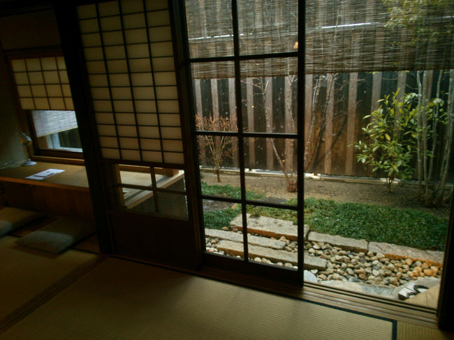 またちょっとした庭が<br /><br />しかしこの部屋一番の場所、左に見える…