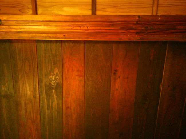 これは天井を見たところ<br /><br />おそらく板の間の板と襖のサッシ部分では？