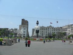 初めに向かったのはリマの中心地サンマルティン広場。ペルー独立100周年を記念して造られた広場との事。