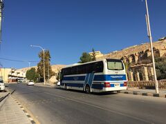 JETTのバスが停車していました。
国内のツアー旅行のバスとしても使われているようです。

ちなみにJETTとは
Jordan Express Tourist Transportationの略です。 