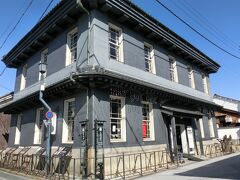 こちらはパスポートが要らない黒壁ガラス館。

深い音色を奏でるオルゴールがあった。
聞き惚れる。

時節柄、ガラスのお雛さんなどを展示販売中。