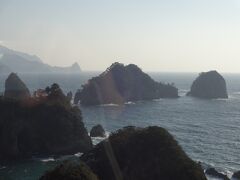 室内からは美しい堂ヶ島の岩々が望めます。

これらは三四郎島というそうです。