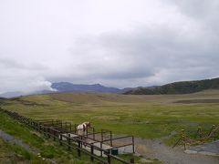 次は草千里ケ浜の駐車場に車を停めて散策する。
遠目に阿蘇山の噴煙が見える。