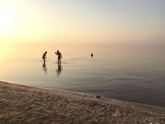大晦日、寒いと思ったけど
死海で遊んでる人がいます。