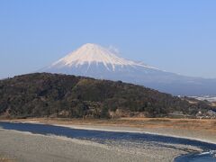 富士山絶景ポイントである東名高速道路上り富士川サービスエリアで休憩です。絶景ポイントでパチリ。本日最後の富士山です。その後、渋滞情報を確認すると厚木より渋滞につき沼津I.Cで一般道路へ降り国道1合線経由を選択し渋滞回避に成功です。