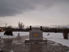 こちらは「恋の町札幌」を記念して作られた歌謡碑だそうです。

参考ページ。
さっぽろ羊ヶ丘展望台　公式サイト
http://www.hitsujigaoka.jp/