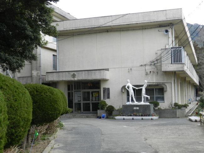 地島小中学校です。