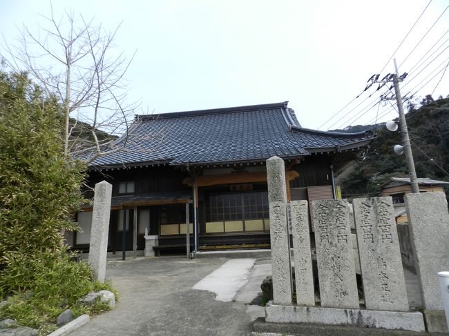 　西光寺は、明徳元年（1390）、行覚和尚によって開基された浄土宗寺院です。明徳・文化・明治の三度の火災を経たが、その都度再建されました。