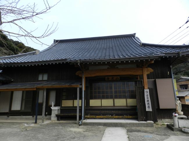 正徳元年（1711）・享保4年（1719）の二度、朝鮮通信使が風雨を避けて地島に来島したことがあるが、その際、西光寺が宿舎として利用された。享保度の場合、一行は8日間滞在しており、製述官 申維翰の著した『海游録』には、地島と西光寺について次のような言及が見える。<br /><br />……地島は一名、慈島という。地は狭くて陋しく、憩える館舎がない。居民は数10戸、草屋であり粛然としている。三使が国書を奉じて西光寺に入った。寺社は海雲山の下にある。小鐘があり、「筑前宗像郡地浦海雲山西光寺、云々」と刻まれている。寺の規模は狭隘であり、衆人を容れることができない。諸僚は大半が船上におり、私もまた柁楼に留まった。時々、寺に赴いて使臣を問候した。島中の百物は観るべきものがない。しかし、地勢はやや高く、西に大島、南に鐘崎が見える。海際の群山は、歴々として星のようである。周りを見るとやや爽快である。寺の西南の山頂に10余丈の石燈があり、額に「慈島宮」とある。ここには観音仏が奉じられている。また、その西の山脚に燈台・烽台を設けている。みな屋壁があって堅固であり、往来船候望の地である。一峡はことごとく民田であり、禾黍が繁茂しており、人家は必ず牛を飼っている。時には、禿頭の男が穀を刈って帰るのを見ることもある。……<br />