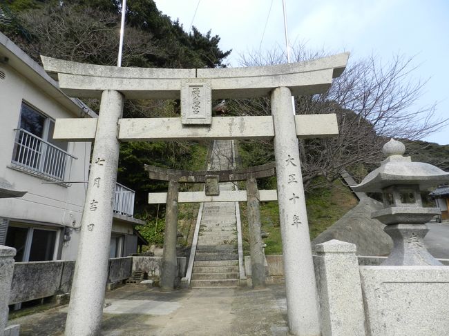 泊集落にある厳島神社は、宗像氏所縁の宗像三女神を祀る神社で、安芸の宮島の厳島神社より先に分霊されたと伝えられています