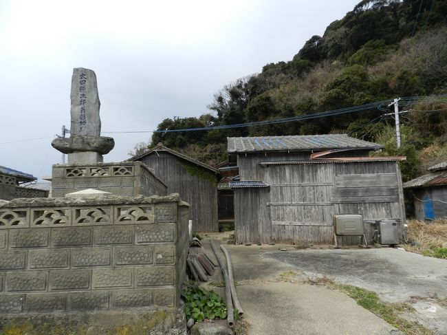 人柱伝説供養碑というのは、殿様波止を作るときに工事が難航したので、神の怒りを鎮めるために若い娘２人をこの波止に埋めたという伝承があります。