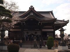 橘寺　

鄙びた明日香の里の聖徳太子誕生の地に、太子自身が創建したとされるお寺です。
訪れる人もまばらなひっそりとした静かなお寺でした。
ちょうど見頃となった桜の大木のそばに、珍しい橘の木が植えられていたのが、とても印象的でした。
お寺の説明によると、この地に不老長寿の薬（橘＝みかんの原種）の種を蒔いたことから、橘寺と呼ぶようになったとか。太子はここで生まれ幼少期を過ごされたそうです。
正面の太子堂と呼ばれる本堂の中に安置されている本尊は、聖徳太子３５歳の像（重文）で太子の彫刻としては最も古いものだそうです。
