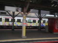米子駅に到着。一番端のホームに到着した電車はペイントされています。
コナンの絵？が書かれているようです。